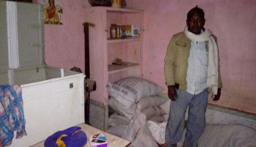 Women hostage jewelery looted cash