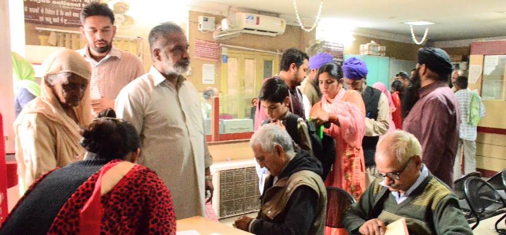 Demonetisation: still long queues in banks and atms