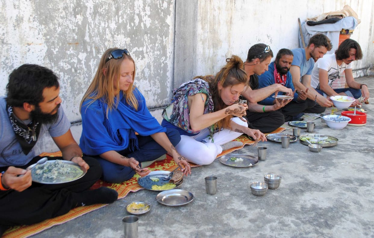 foreign tourist dont have money, give stay in home.