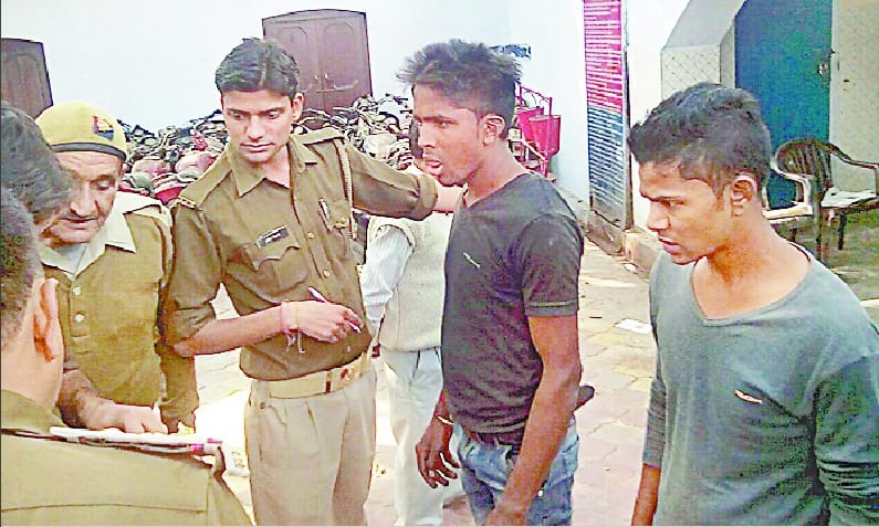 In a train robbery, two crooks cede its