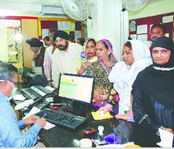 No cash in banks, wandered elderly