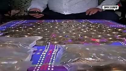 Men withdraw Rs 20,000 in 10 rupee coins from bank