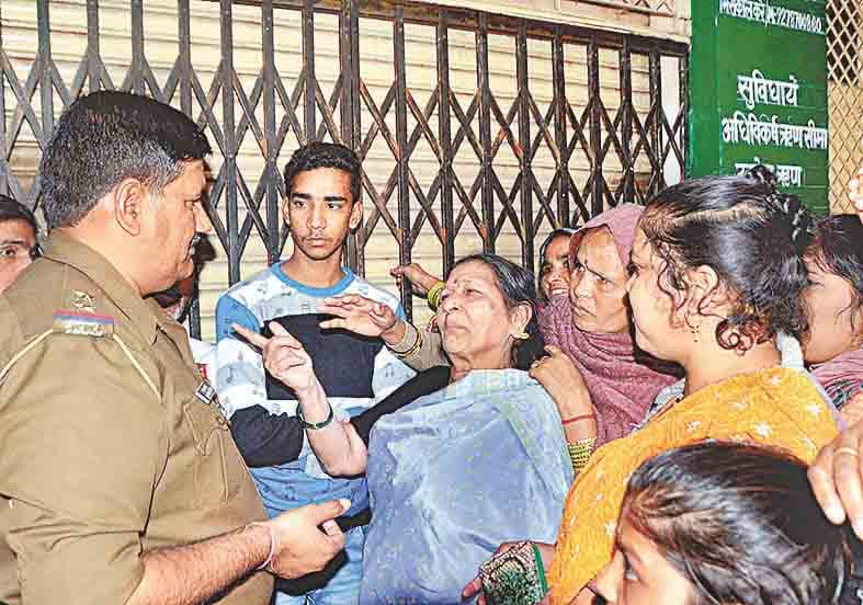 sindicate bank men noton k liye maarpeet, hangama