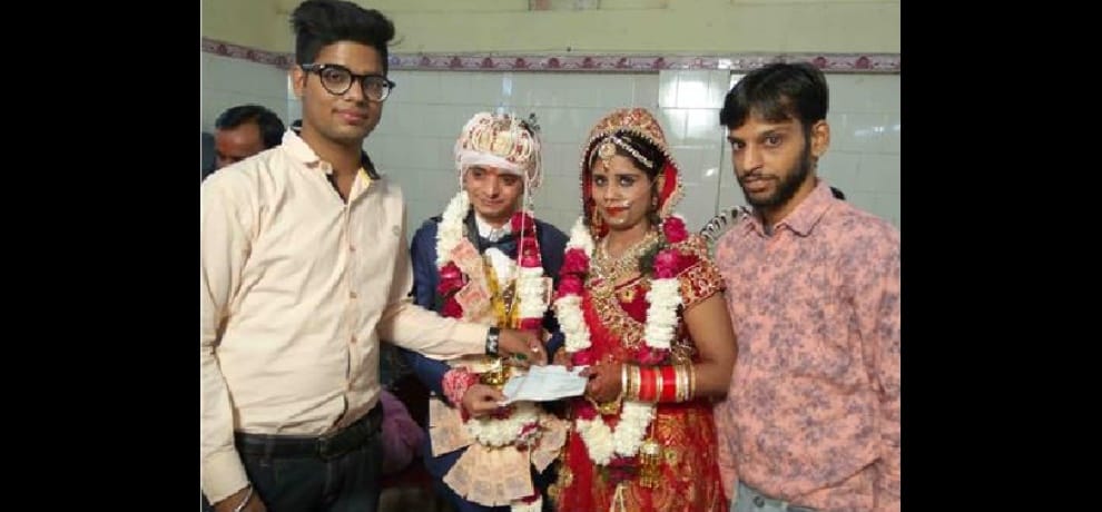 bride and groom given five thousand checque in faridabad after denonetization