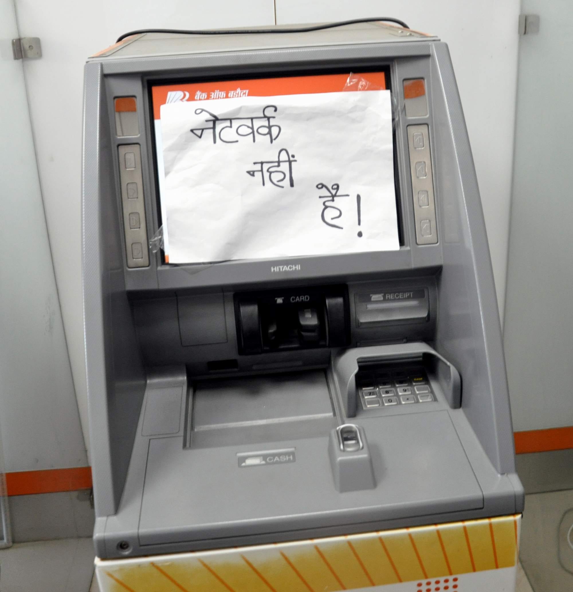 people coming bank to change for 2000 rupee note.