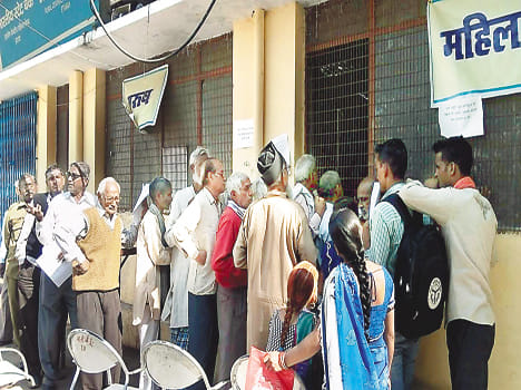 no cash in bank, senior cityzen returns bare hand