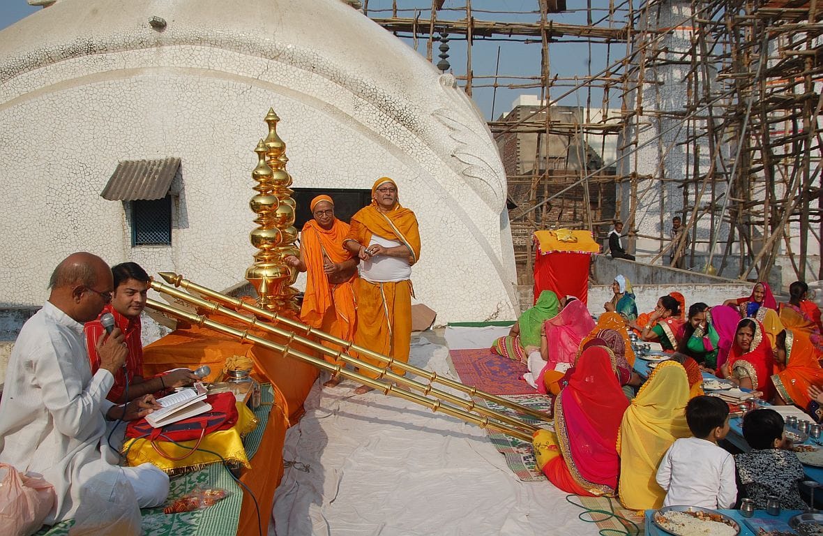Jain temple Klsharohn peaks, golden pennant set