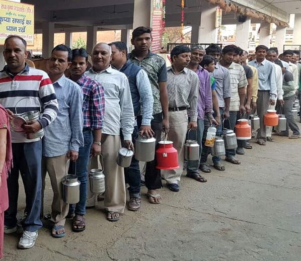 unqiue work in between noteban, give 500 and 1000 rupee note and get fresh cow milk