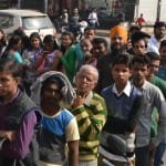 एटीएम के बाहर लगी लाइनें 