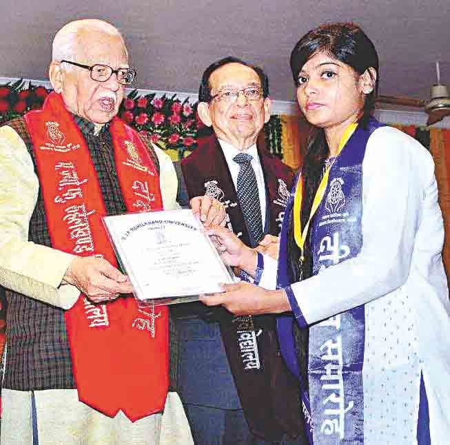 chandosi ki betiyon ka parcham, teen ko gold