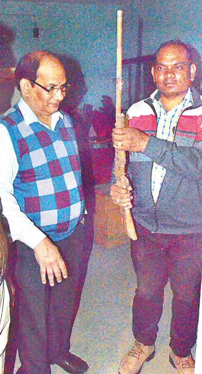 sarkari doctor k gharelu saman men nikli awaidh raifal