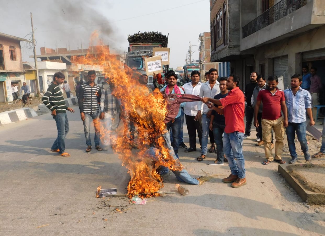 yuvaon ne phoonka peeem va vittamantree ka putala