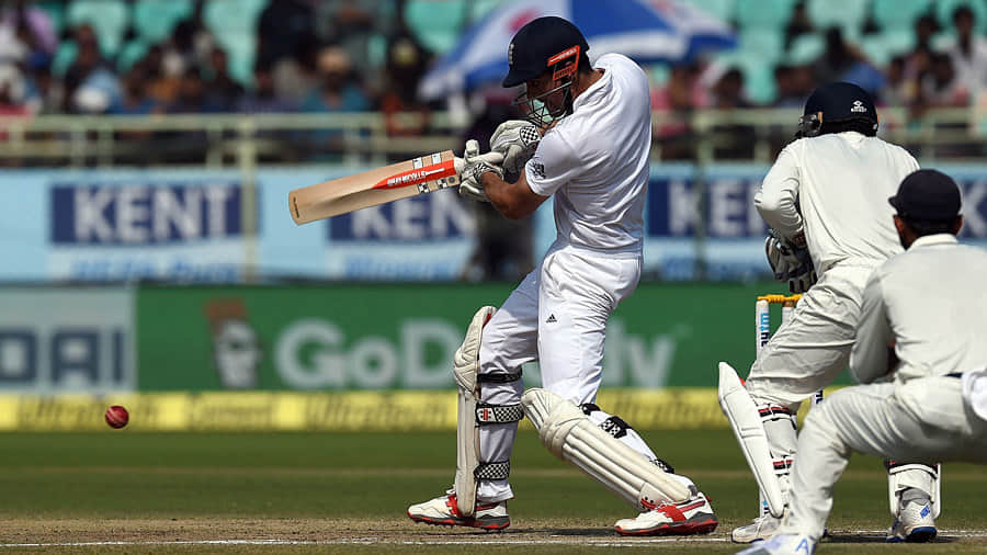 Alastair Cook can loose England's captaincy after Mumbai test defeat 