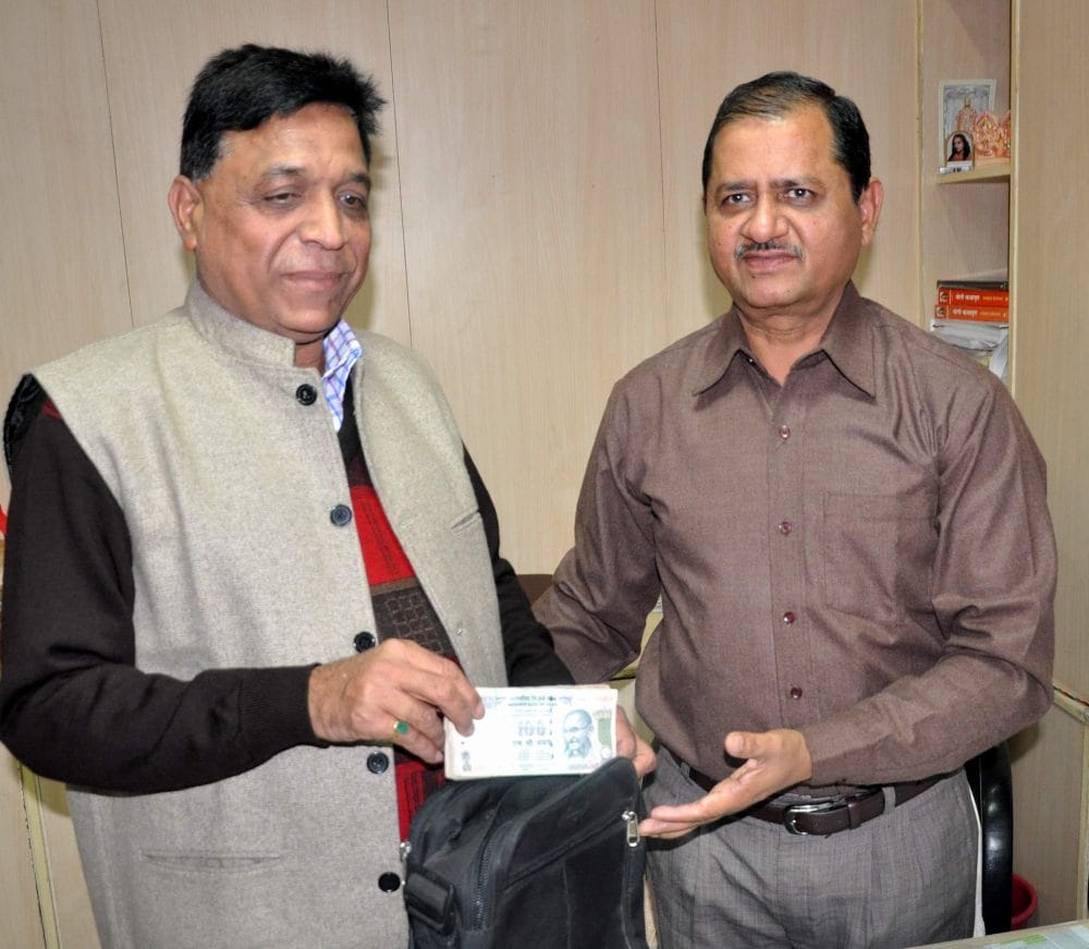 hargopal deposit 100 rupee one lakh note in bank
