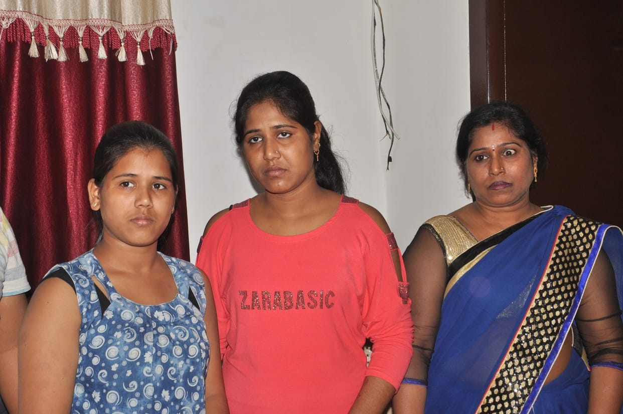 Loot with mother and her doughters