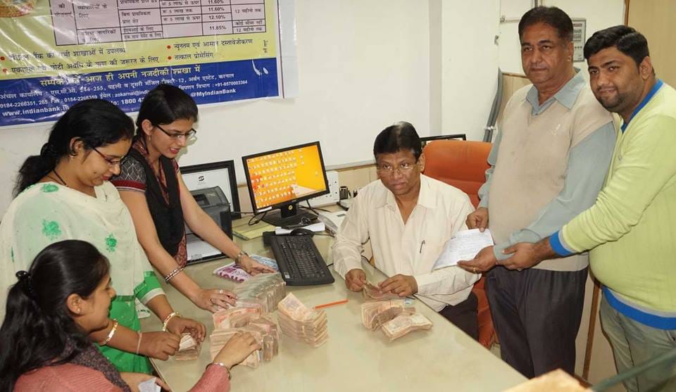 suresh kakkar deposit one lakh cash of 10, 20, 50 and 100 rupee note in bank