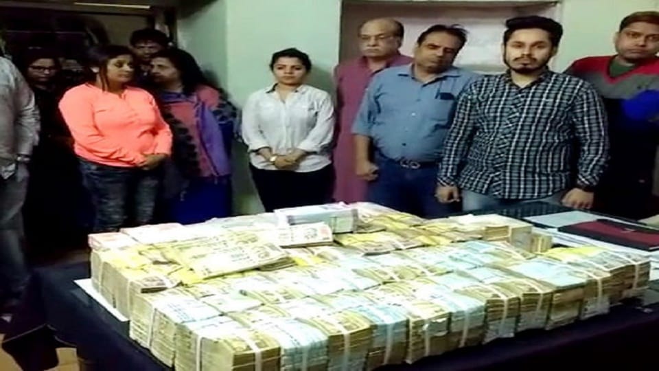 One crore 32 lakh was arrested along with five girls