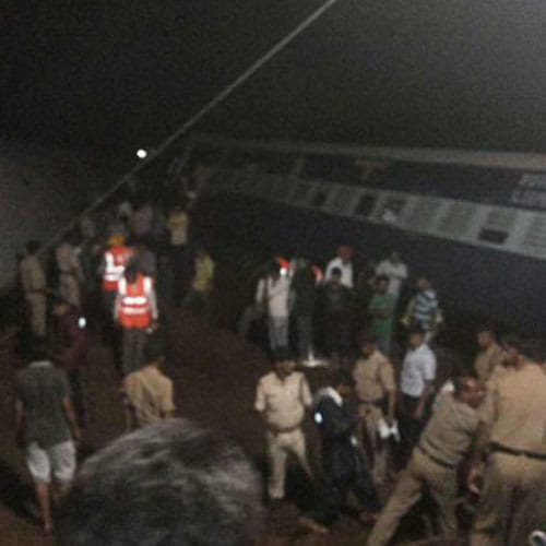 indore patna express derailed near kanpur 45 dead