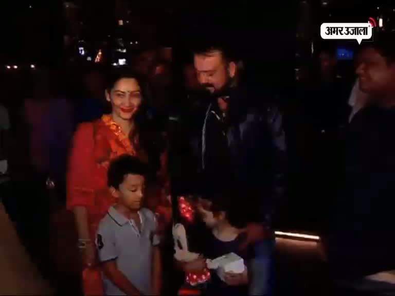 संजय दत्त निकले आउटिंग पर