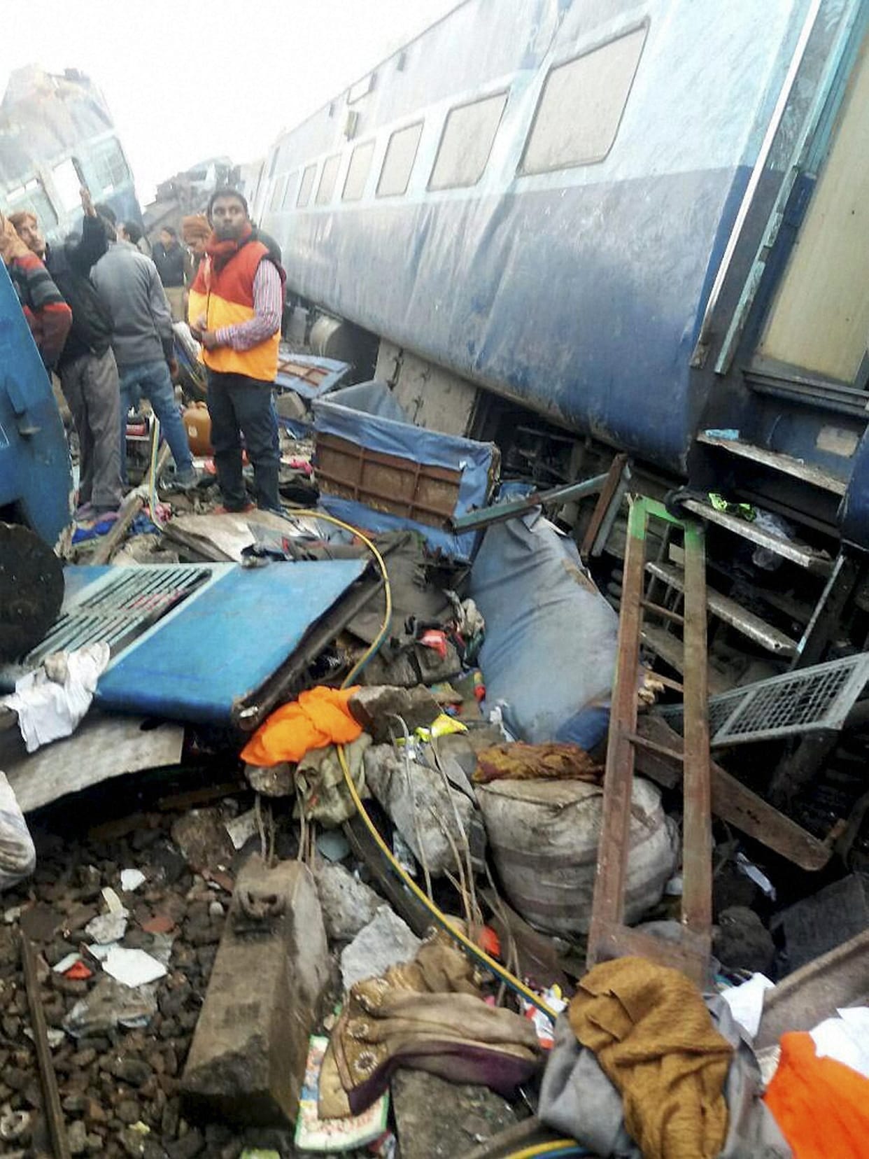 indore-patna express derail, 100 killed, more than 150 injured