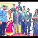 दौड़ में विजेताओं को सम्मानित करते मिल्खा सिंह।