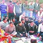 बियर बार के खिलाफ पौड़ी बैंड में धरना प्रदर्शन करते क्षेत्रवासी। 