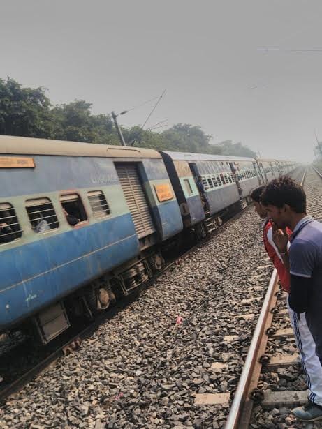 Garib Rath went through the broken railing, Amrapali Express stopped