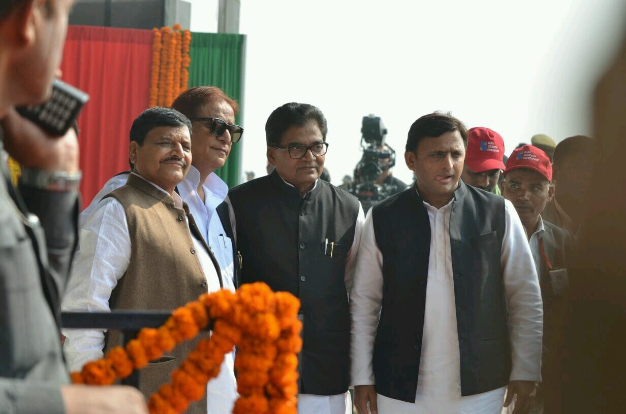up cm akhilesh yadav reaches expressway on samajwadi rath