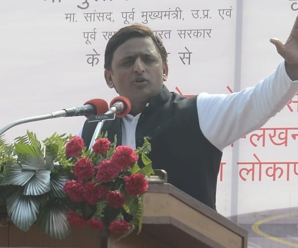 akhilesh yadav on agra lucknow express way.