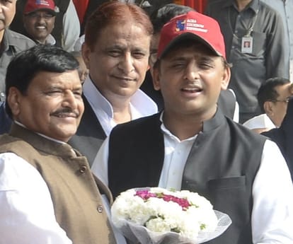 akhilesh yadav on agra lucknow express way.
