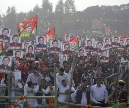 akhilesh yadav on agra lucknow express way.
