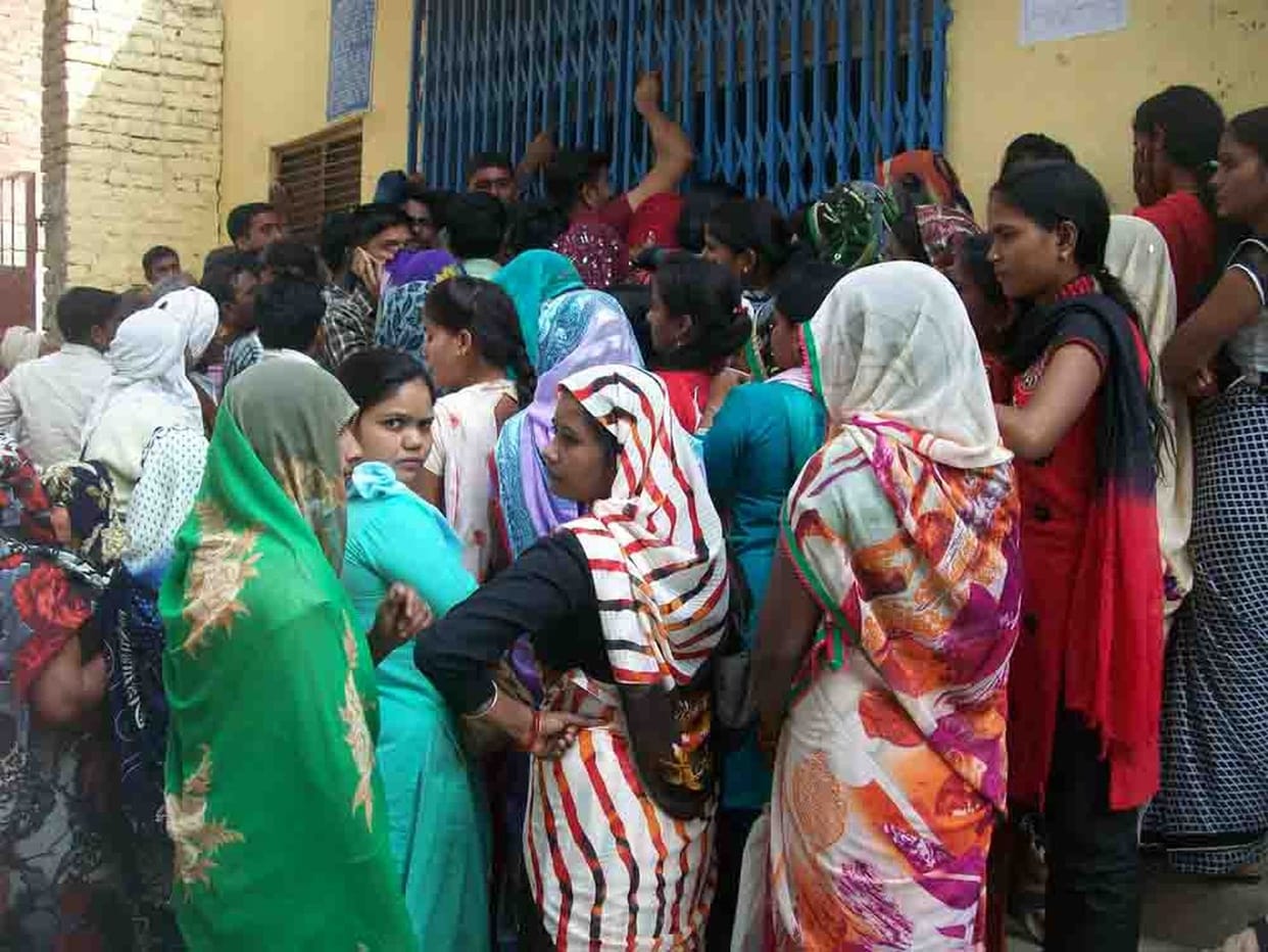 bainkon mein karensee ghatee, janata kee takaleeph badhee
