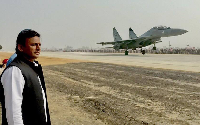fighter plane show on lucknow agra expressway 
