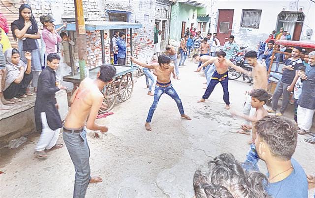 Doleful procession pulled between Nauhkwani