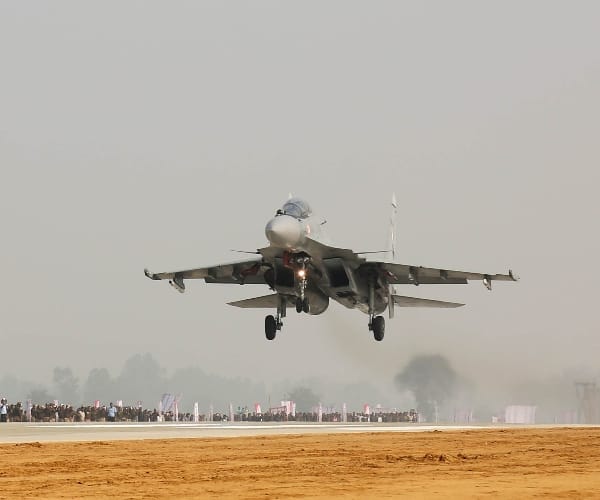 landing of aeroplane on agra lucknow express way 