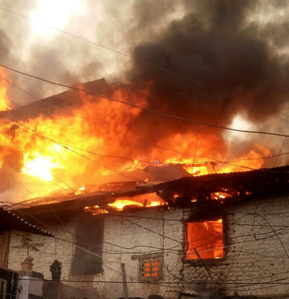 Massive fire engulfs half a dozen houses in Buchwara Dalgate, Srinagar