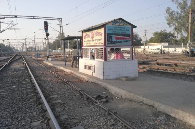 a mother jumped in front of train with his minor child at mau
