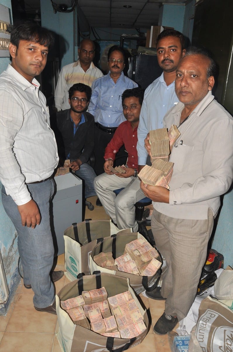 Trader gave 16 lakhs rupee of 10-10 rupees note to bank