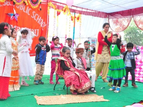 grand prents day celebration in minrva school.