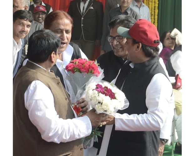  shivpal and ramgopal yadav in agra lucknow express way inaugration.