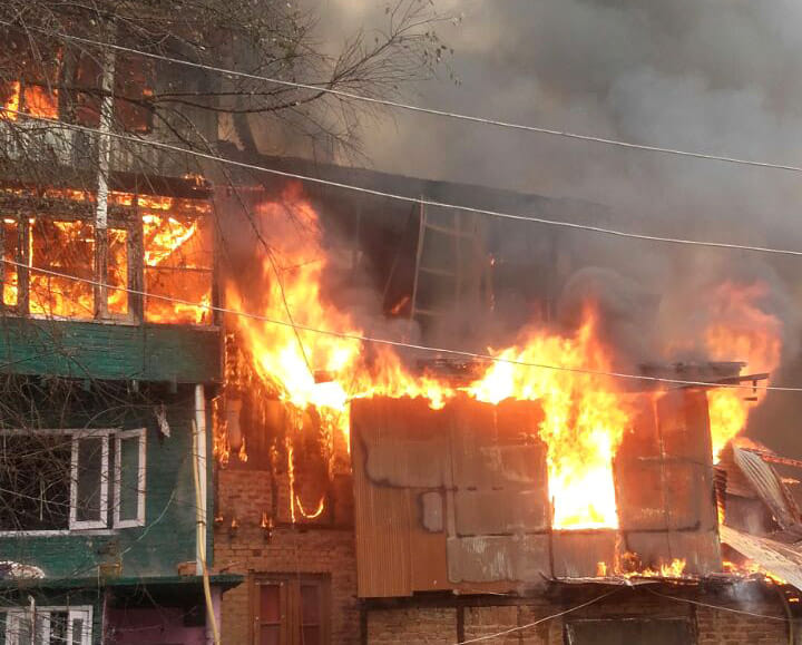 Massive fire engulfs half a dozen houses in Buchwara Dalgate, Srinagar
