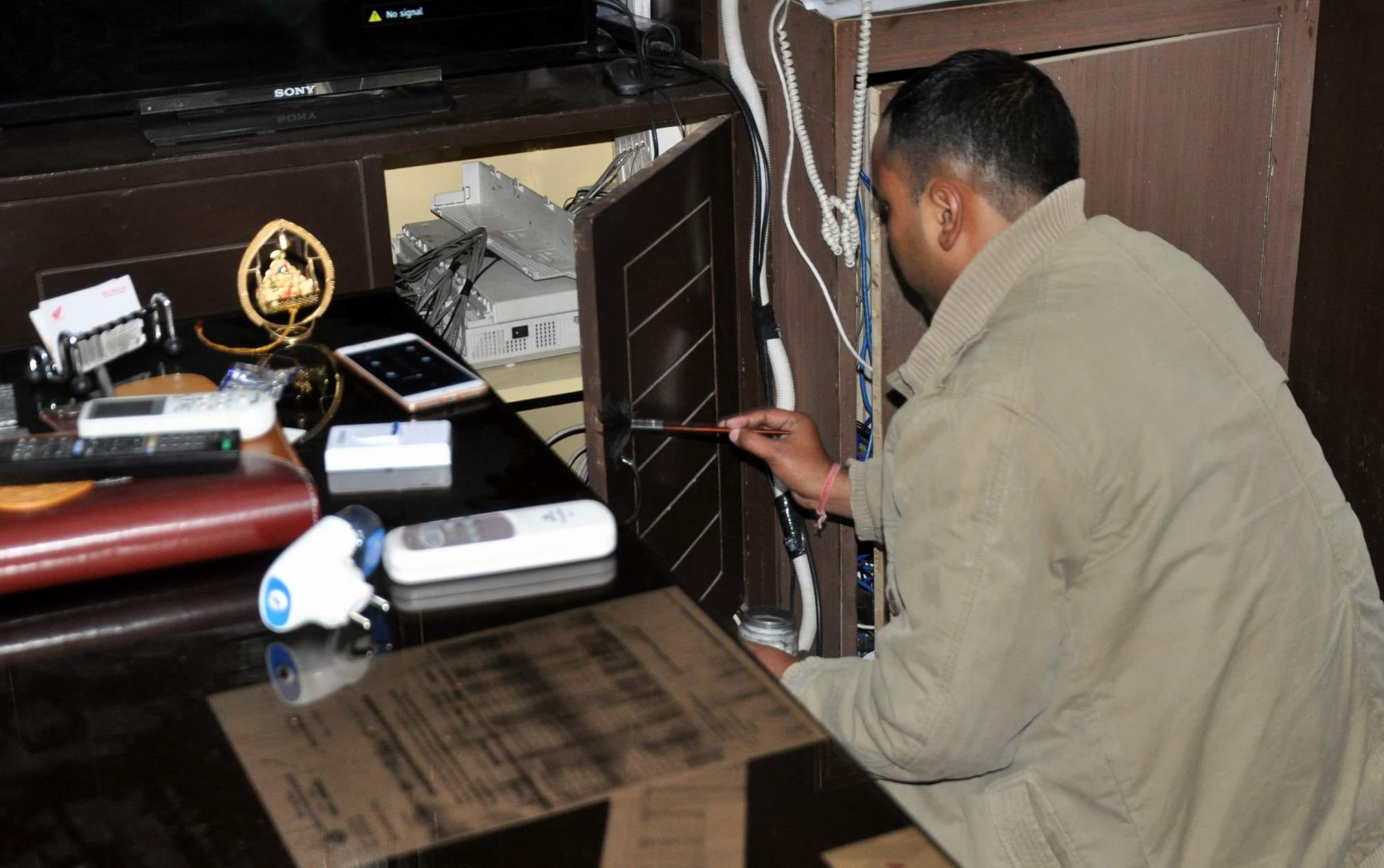 thieves left 500 and 1000 rupee note