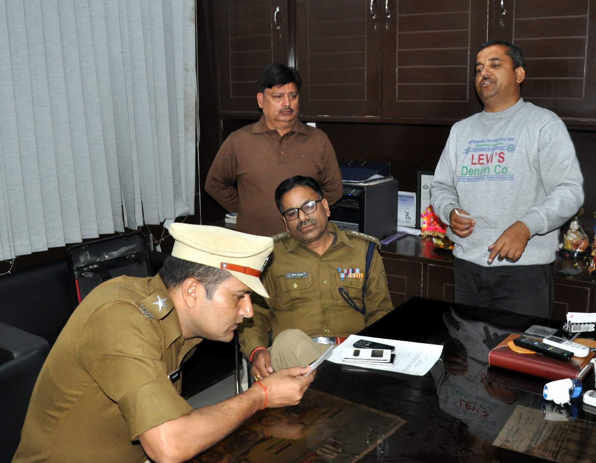 thieves left 500 and 1000 rupee note