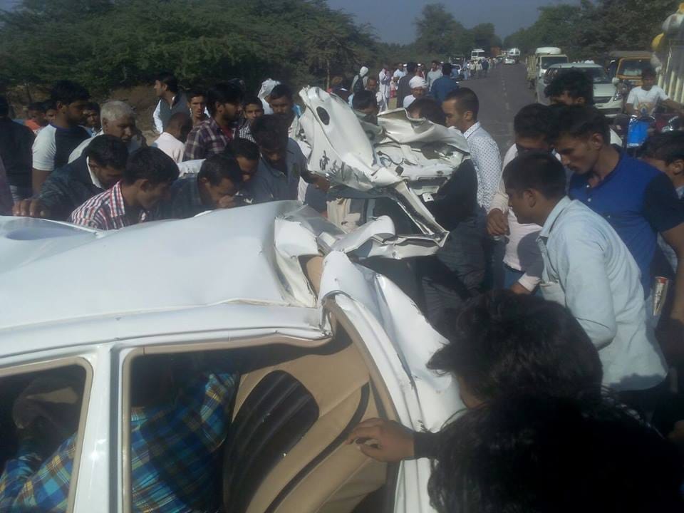 trala hit roadways bus, car, tractors on delhi highway, one boy killed on spot