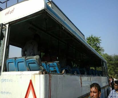 trala hit roadways bus, car, tractors on delhi highway, one boy killed on spot