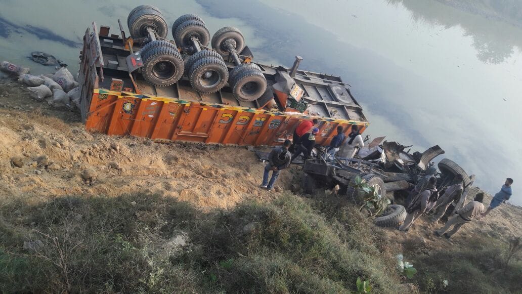 truck accident due to fog, conducter died