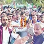 बिजनौर के गांव माड़ी में रालोद की पदयात्रा में शामिल राष्ट्रीय महासचिव जयंती चौधरी और कार्यकर्ता।