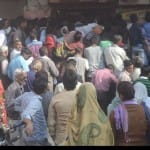 कैश के लिए लगी भीड़