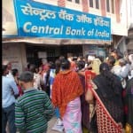 बैंकों के बाहर जुटी भीड़