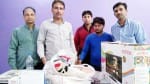 जॉनी चोर (नीली टीशर्ट में) 8 लाख रुपये काले धन के साथ गिरफ्तार